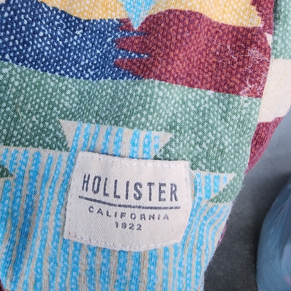 Hollister shirt 👕 - Picture 3 of 4